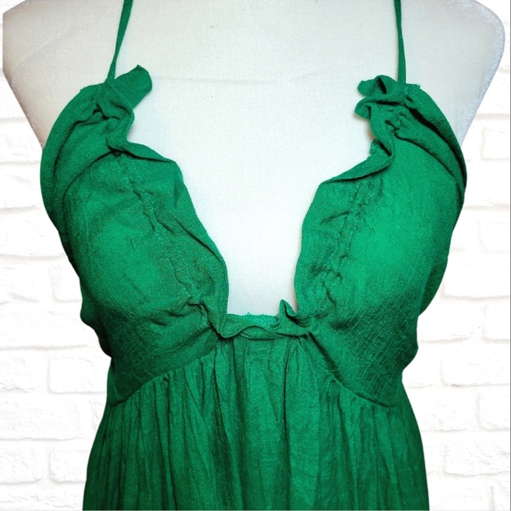 NWOT Long flowy green summer maxi dress Halter top low cut style Size Medium